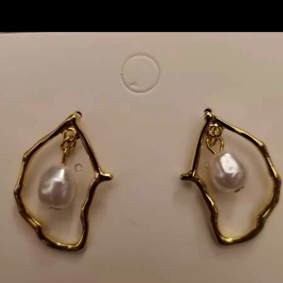 Abstract Shape Pearl Earrings - Picture 5 of 6